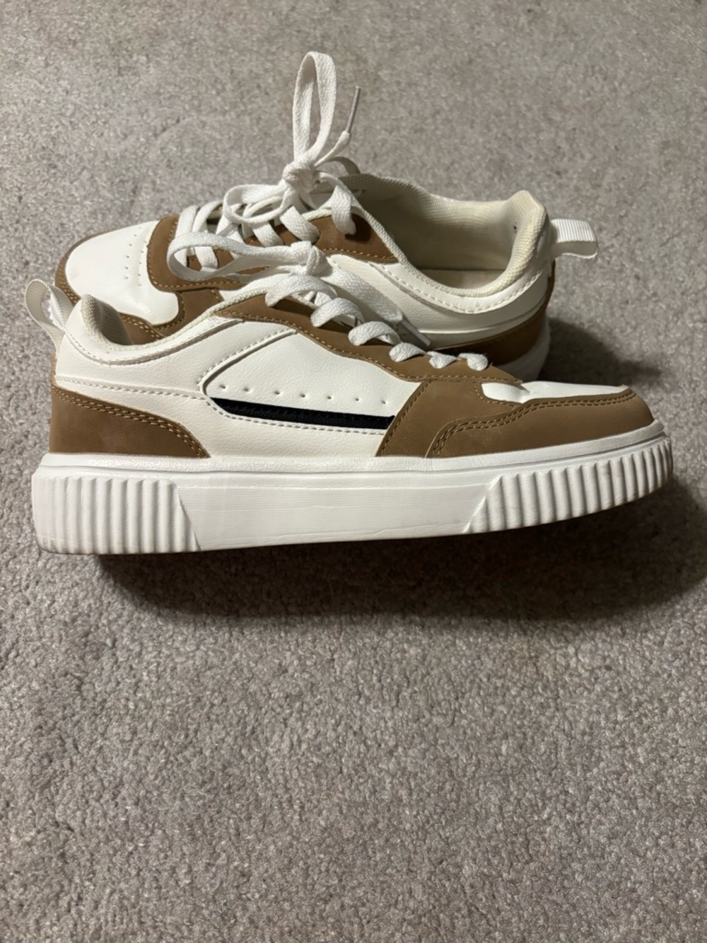 Low-Top Fashion Sneakers in White and Brown